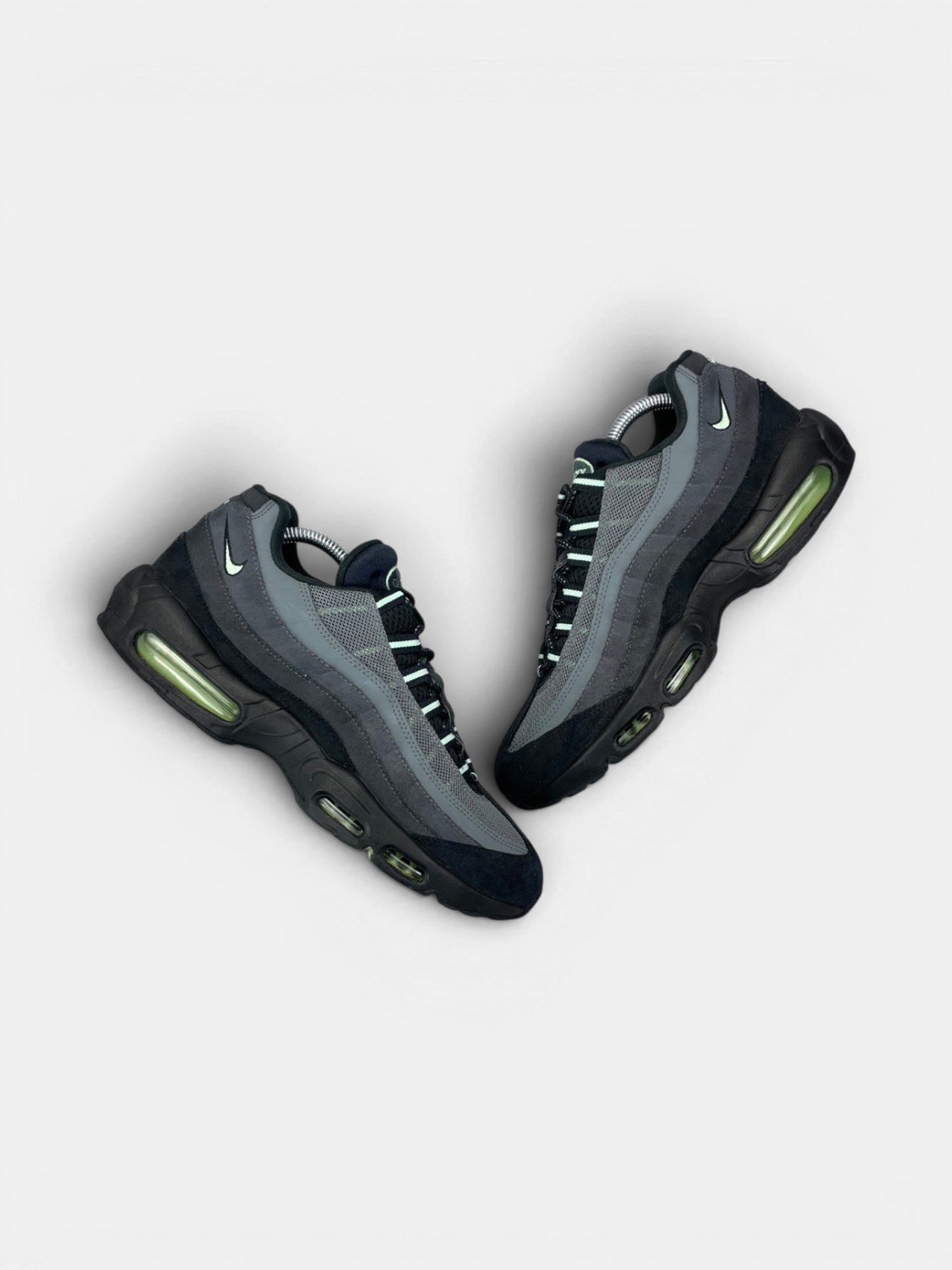 Nike Air Max 95 Vapor Green — buty sportowe męskie w bardzo dobrym stanie rozmiar 44, widok z góry na zewnętrzną stronę butów