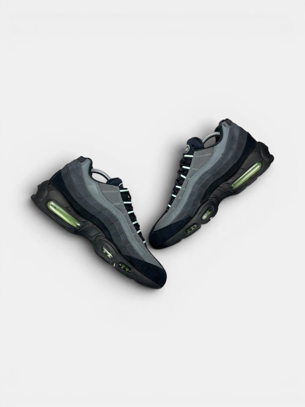 Nike Air Max 95 Vapor Green — buty sportowe męskie w bardzo dobrym stanie rozmiar 44, widok z góry na wewnętrzną stronę butów