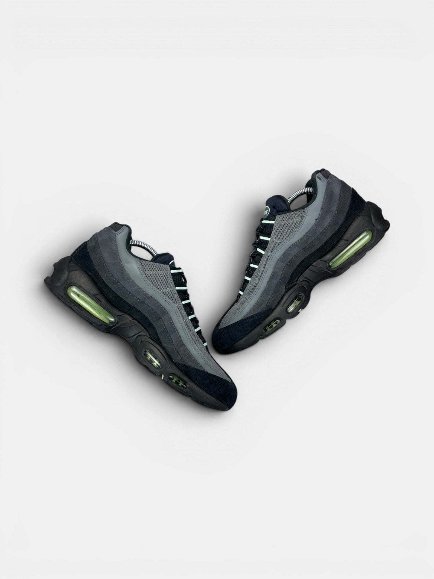 Nike Air Max 95 Vapor Green — buty sportowe męskie w bardzo dobrym stanie rozmiar 44, widok z góry na wewnętrzną stronę butów