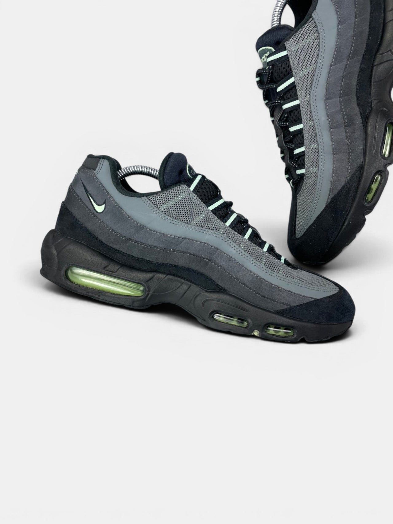 Nike Air Max 95 Vapor Green — buty sportowe męskie w bardzo dobrym stanie rozmiar 44, zewnętrzny panel prawego buta