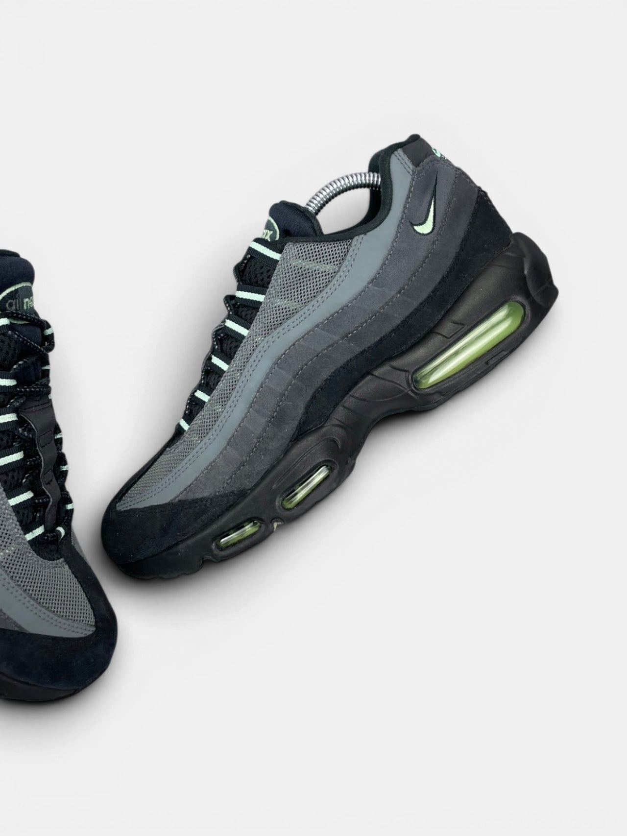 Nike Air Max 95 Vapor Green — buty sportowe męskie w bardzo dobrym stanie rozmiar 44, zewnętrzny panel lewego buta