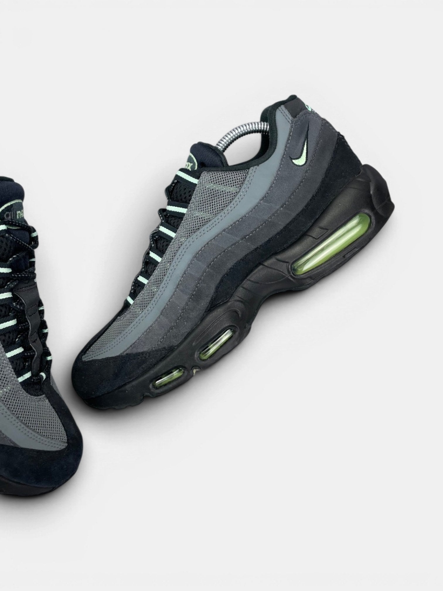 Nike Air Max 95 Vapor Green — buty sportowe męskie w bardzo dobrym stanie rozmiar 44, zewnętrzny panel lewego buta