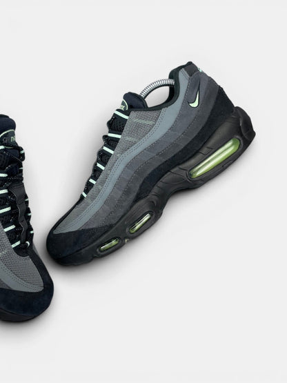 Nike Air Max 95 Vapor Green — buty sportowe męskie w bardzo dobrym stanie rozmiar 44, zewnętrzny panel lewego buta