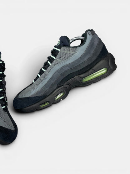 Nike Air Max 95 Vapor Green — buty sportowe męskie w bardzo dobrym stanie rozmiar 44, wewnętrzny panel prawego buta