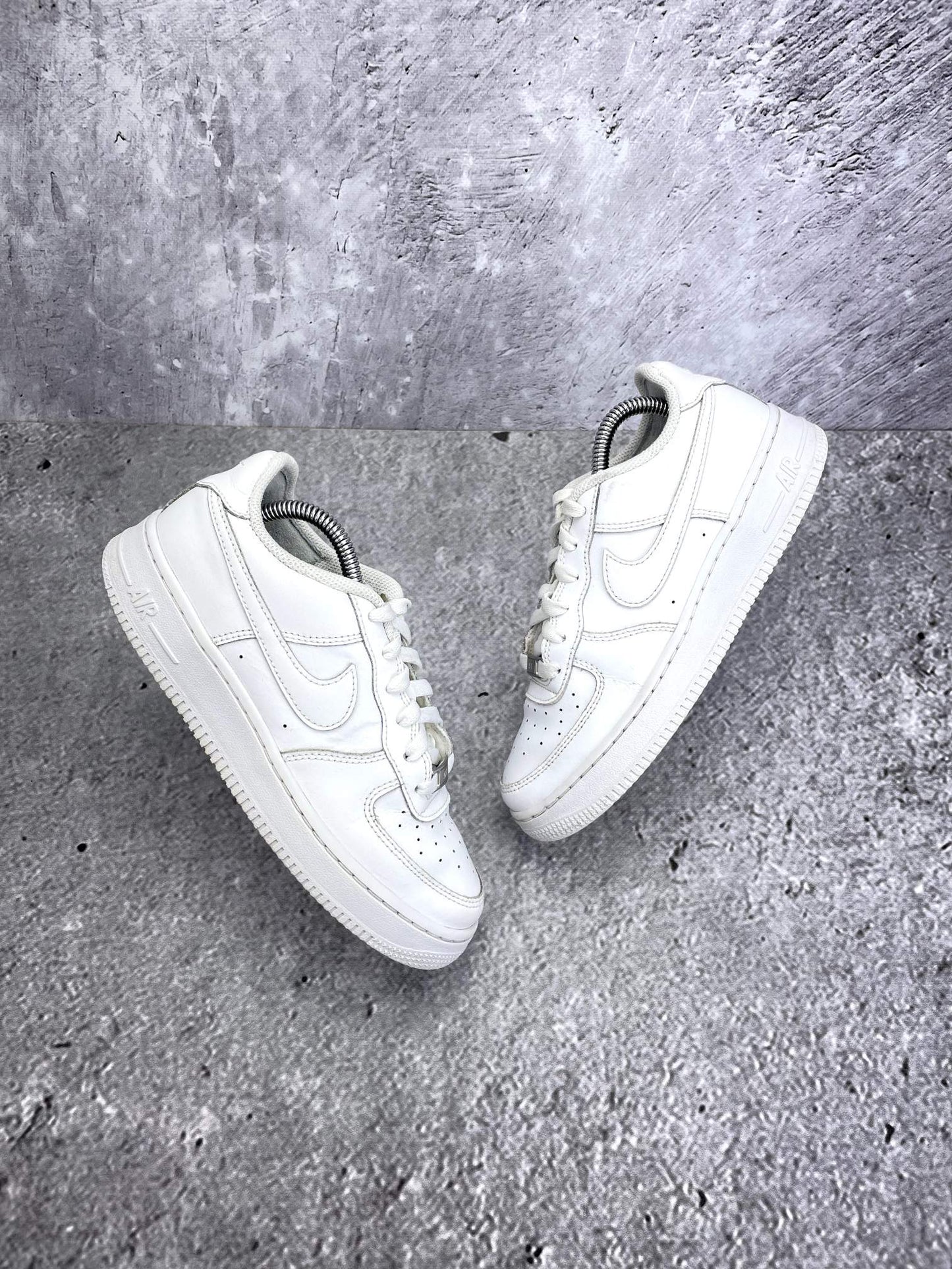 Nike Air Force 1 Low Triple White — buty sportowe damskie w bardzo dobrym stanie rozmiar 38, widok z góry na zewnętrzną stronę butów