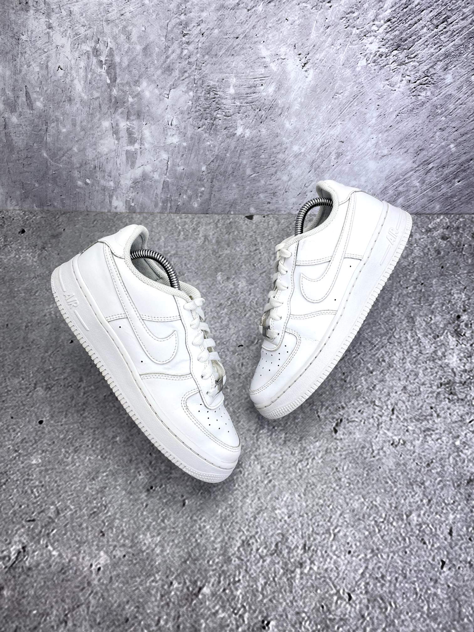 Nike Air Force 1 Low Triple White — buty sportowe damskie w bardzo dobrym stanie rozmiar 38, widok z góry na zewnętrzną stronę butów