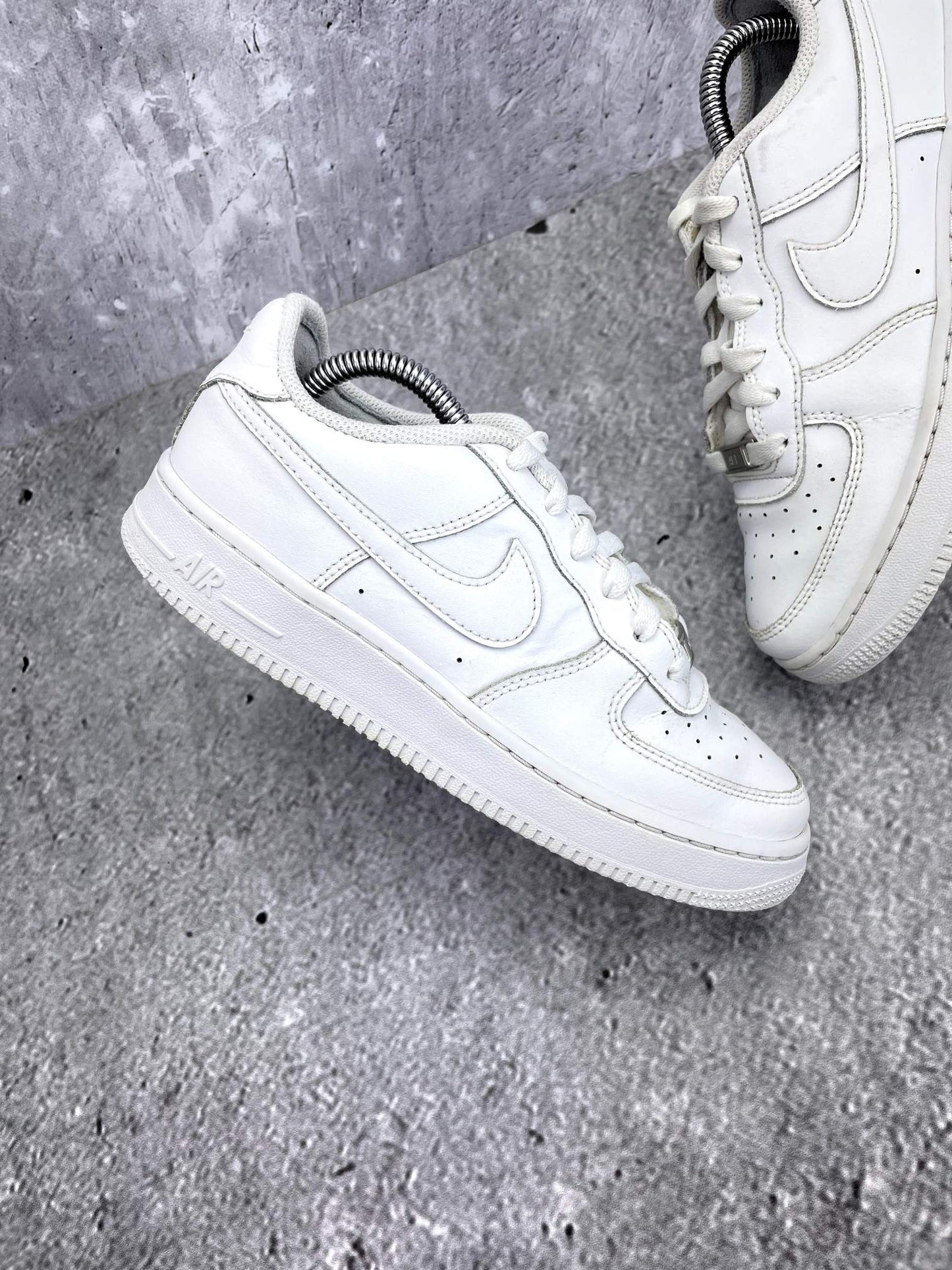 Nike Air Force 1 Low Triple White — buty sportowe damskie w bardzo dobrym stanie rozmiar 38, zewnętrzny panel prawego buta