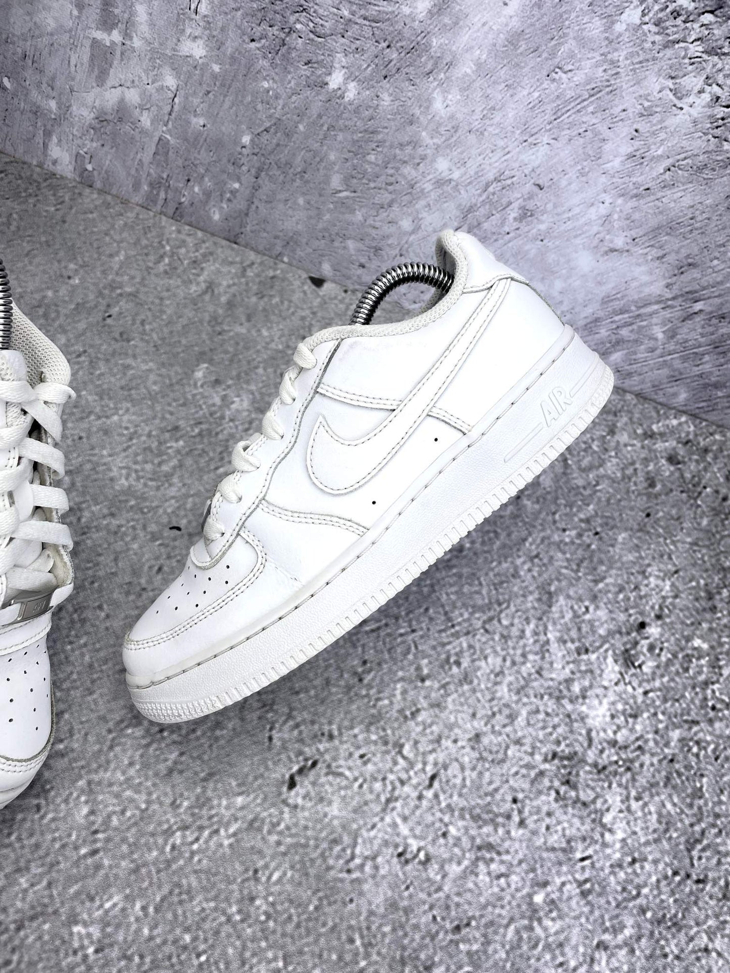 Nike Air Force 1 Low Triple White — buty sportowe damskie w bardzo dobrym stanie rozmiar 38, zewnętrzny panel lewego buta