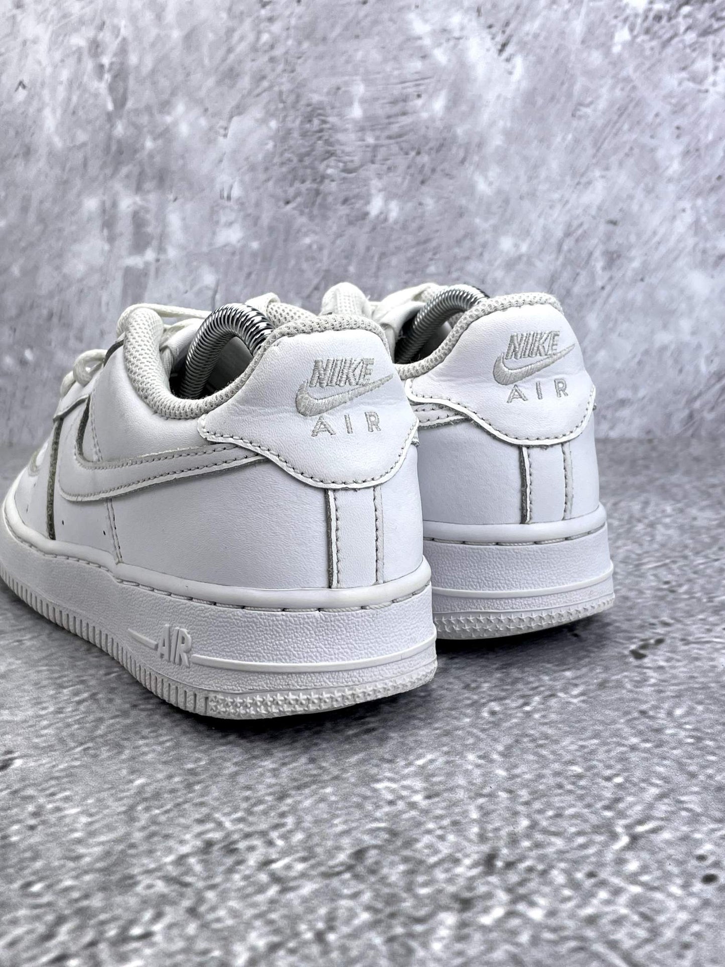 Nike Air Force 1 Low Triple White — buty sportowe damskie w bardzo dobrym stanie rozmiar 38, widok z tyłu