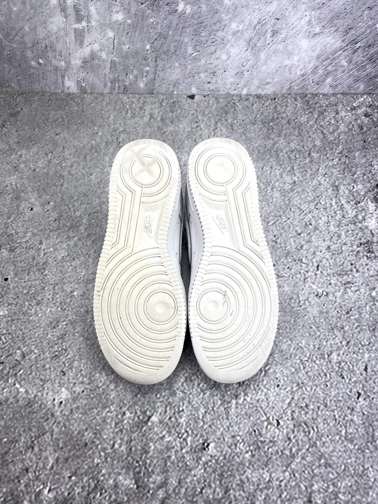 Nike Air Force 1 Low Triple White — buty sportowe damskie w bardzo dobrym stanie rozmiar 38, podeszwa