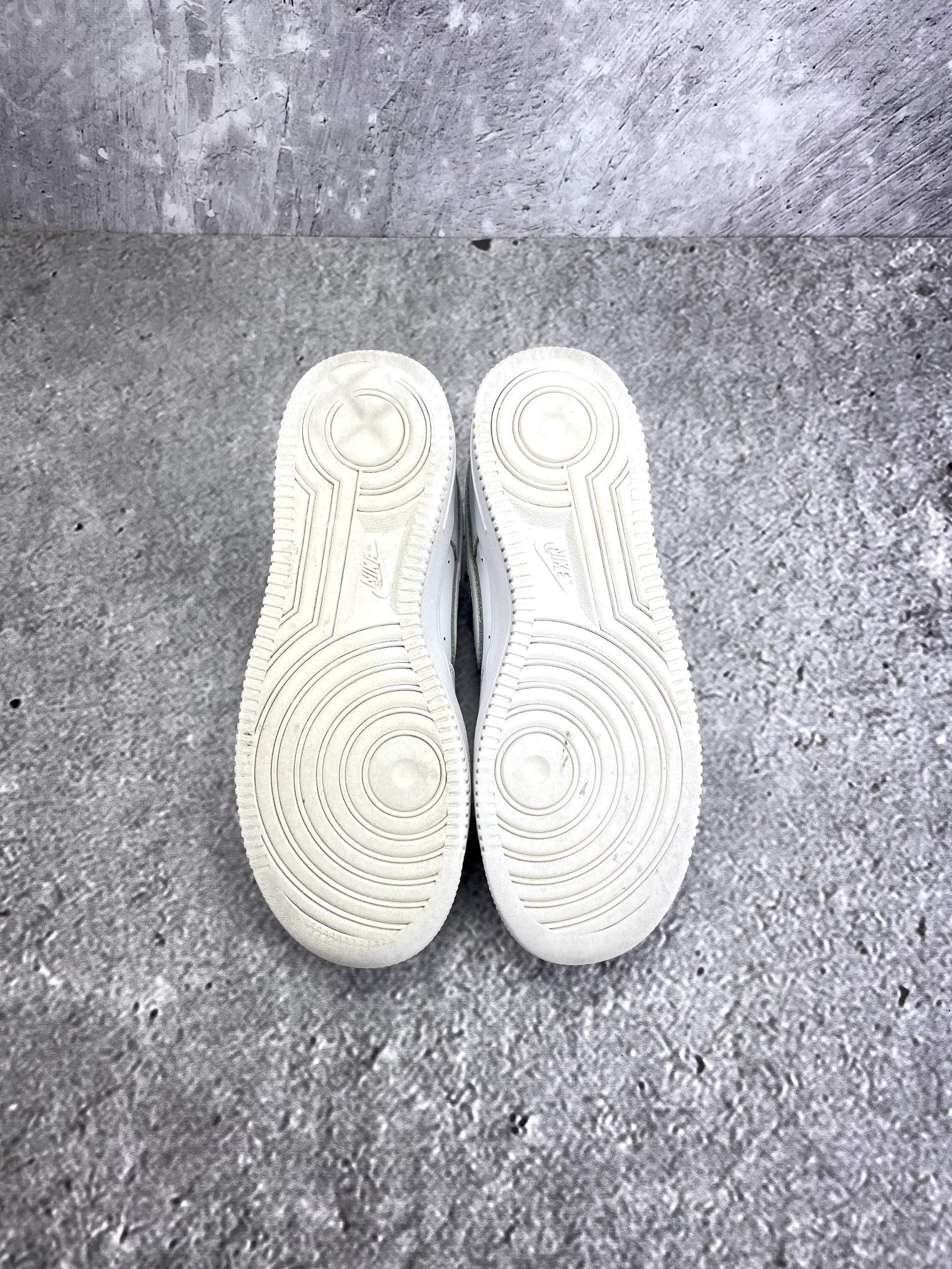 Nike Air Force 1 Low Triple White — buty sportowe damskie w bardzo dobrym stanie rozmiar 38, podeszwa