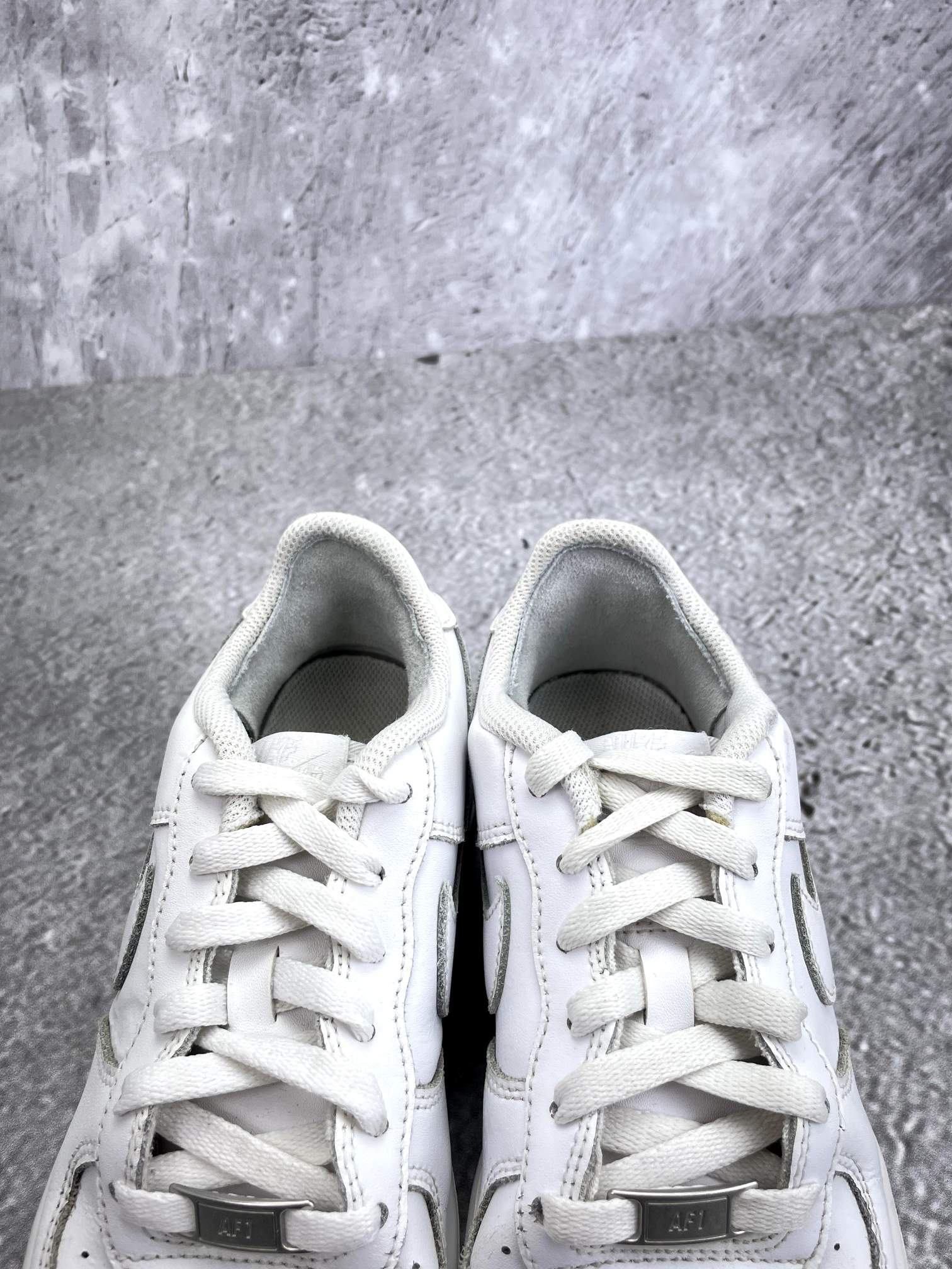 Nike Air Force 1 Low Triple White — buty sportowe damskie w bardzo dobrym stanie rozmiar 38, zapiętki butów