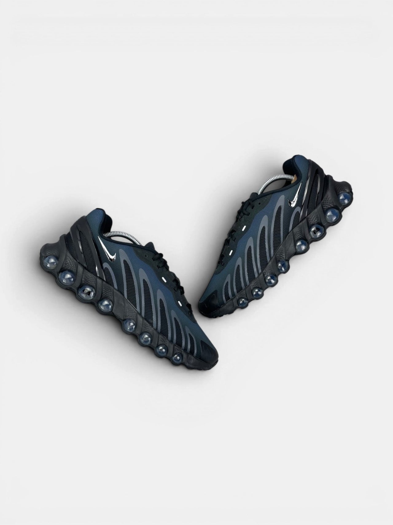 Nike Air Max DN8 Thunder Blue — buty sportowe męskie w bardzo dobrym stanie rozmiar 43, widok z góry na zewnętrzną stronę butów