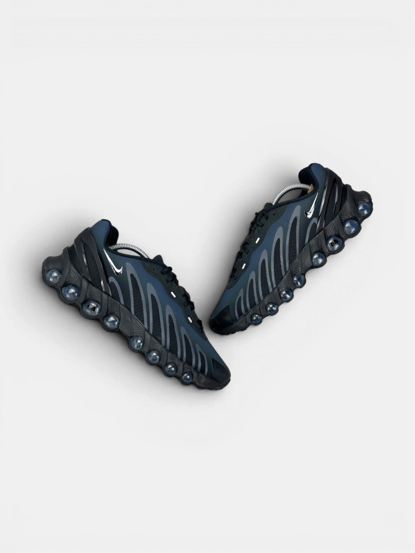Nike Air Max DN8 Thunder Blue — buty sportowe męskie w bardzo dobrym stanie rozmiar 43, widok z góry na zewnętrzną stronę butów