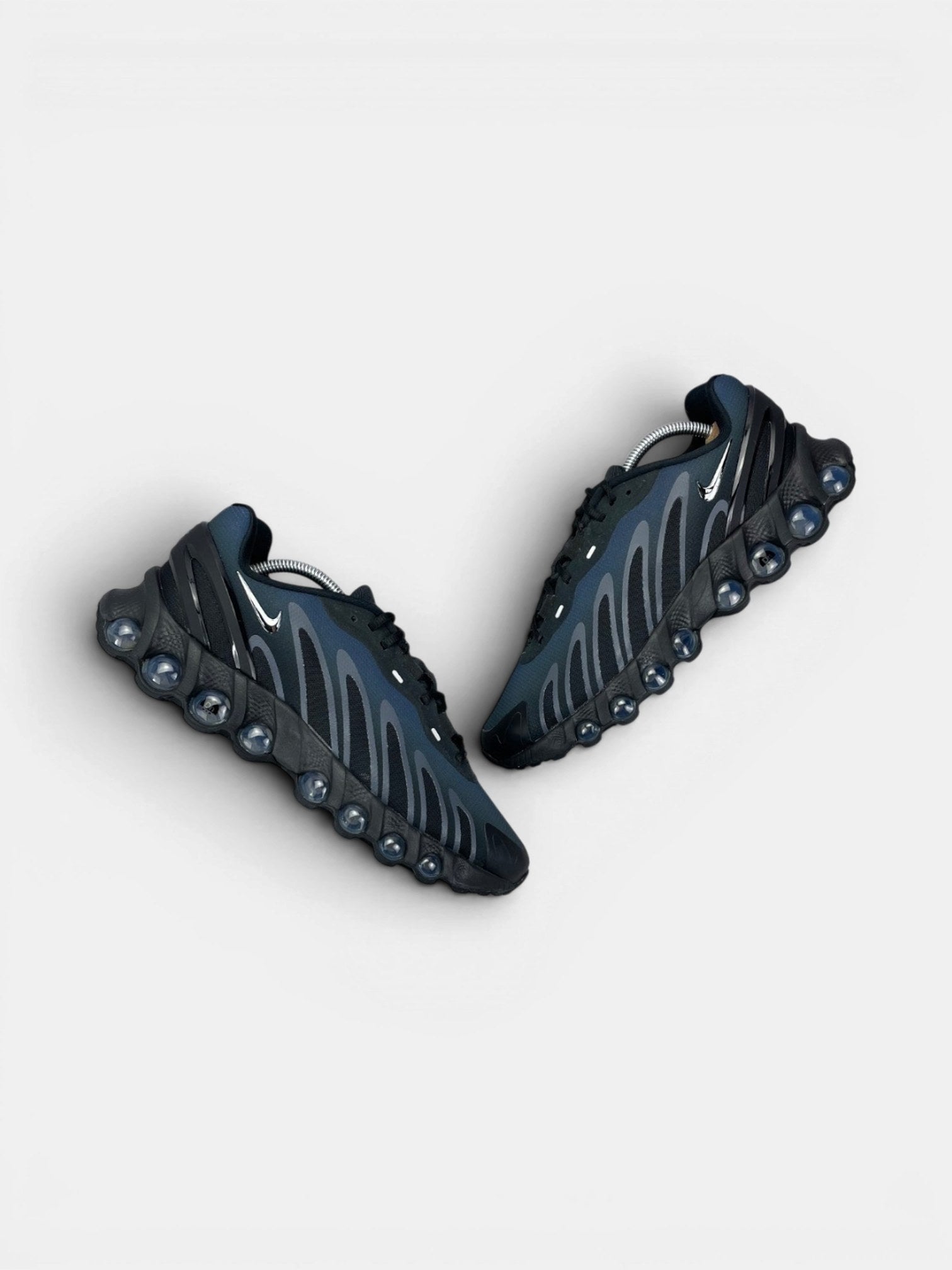 Nike Air Max DN8 Thunder Blue — buty sportowe męskie w bardzo dobrym stanie rozmiar 43, widok z góry na zewnętrzną stronę butów