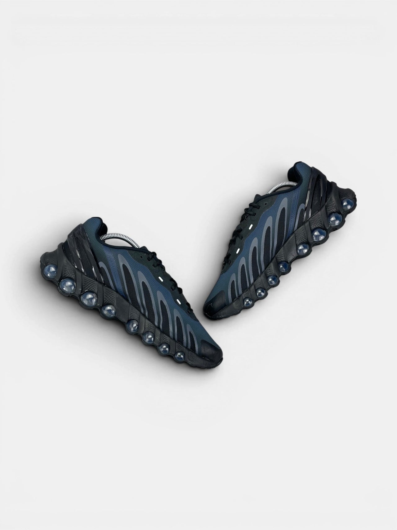 Nike Air Max DN8 Thunder Blue — buty sportowe męskie w bardzo dobrym stanie rozmiar 43, widok z góry na wewnętrzną stronę butów
