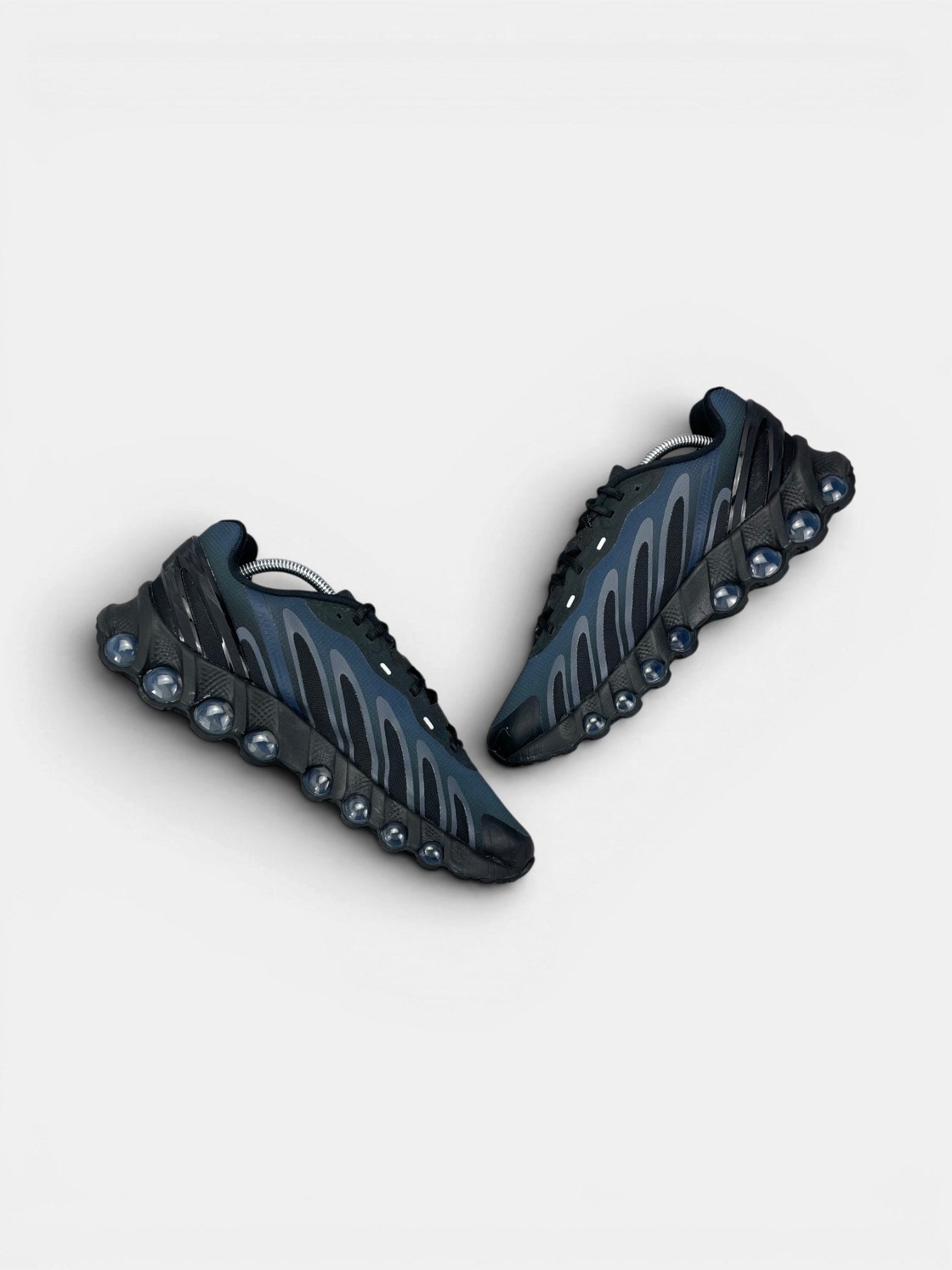 Nike Air Max DN8 Thunder Blue — buty sportowe męskie w bardzo dobrym stanie rozmiar 43, widok z góry na wewnętrzną stronę butów