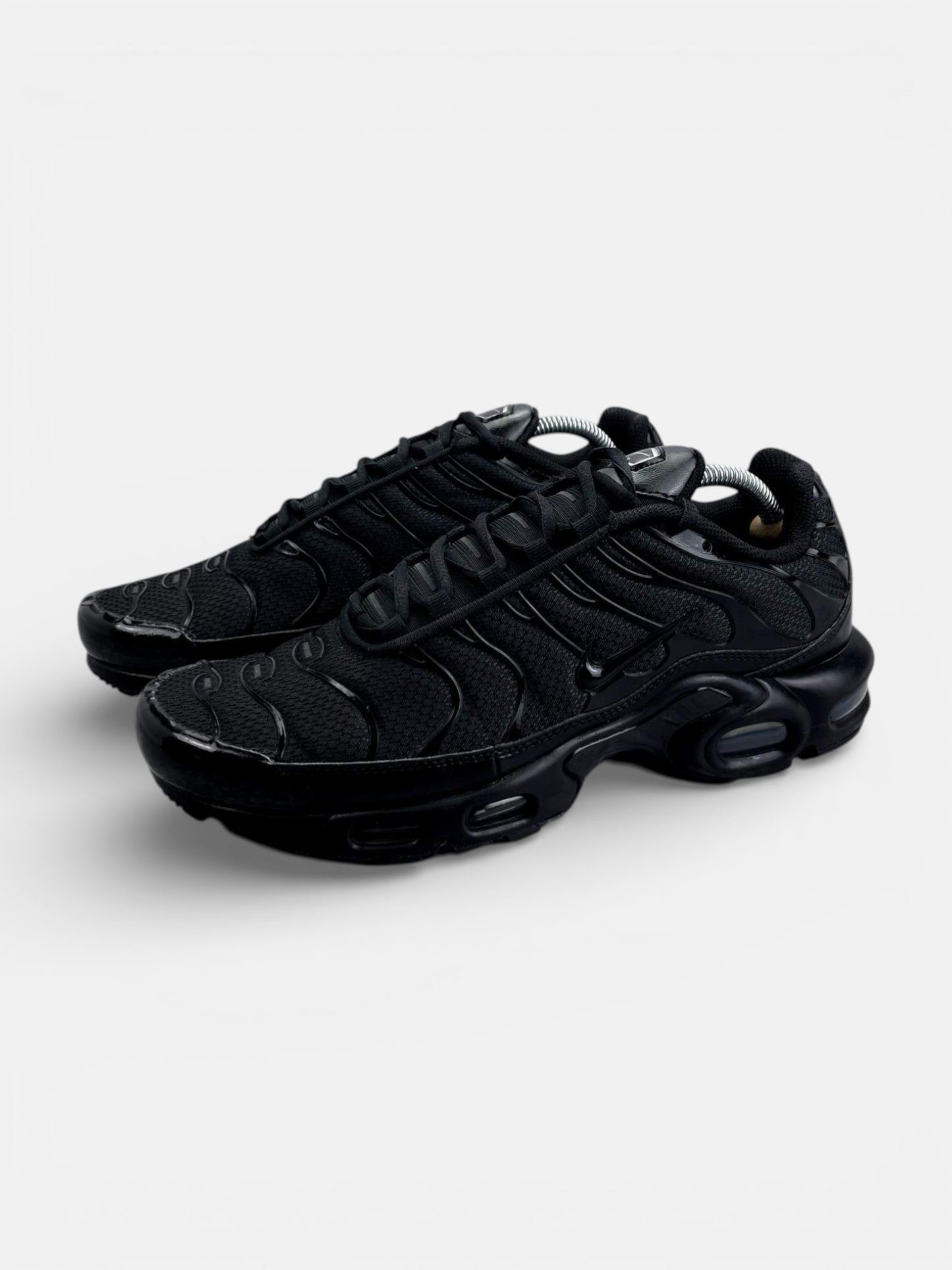 Nike Air Max Plus Triple Black - buty sportowe, widok z boku