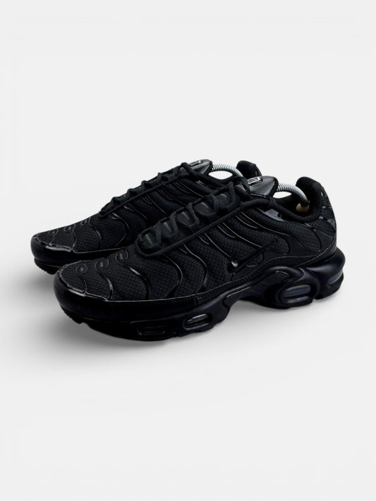 Nike Air Max Plus Triple Black - buty sportowe, widok z boku