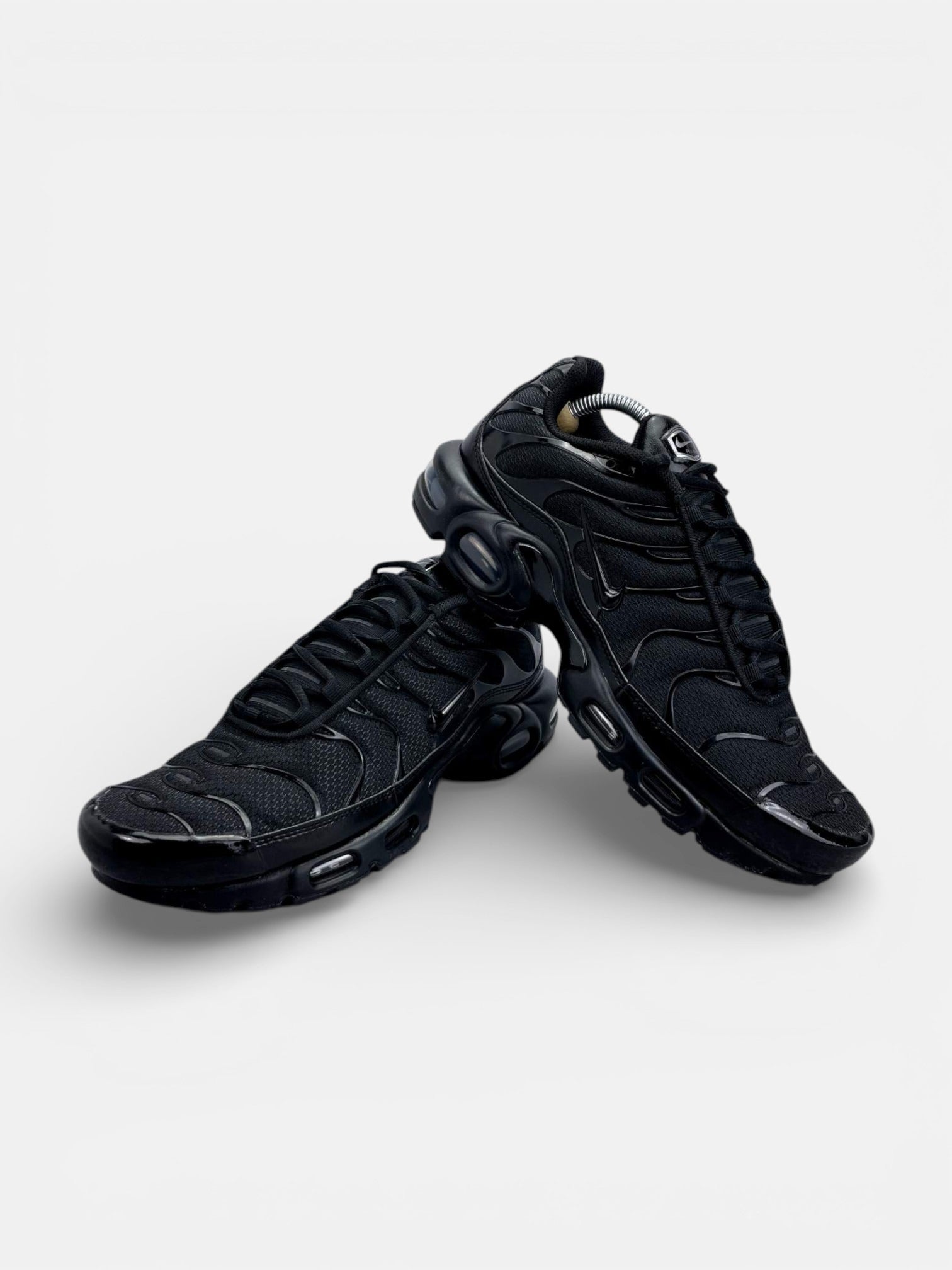Nike Air Max Plus Triple Black - buty sportowe, boczny profil
