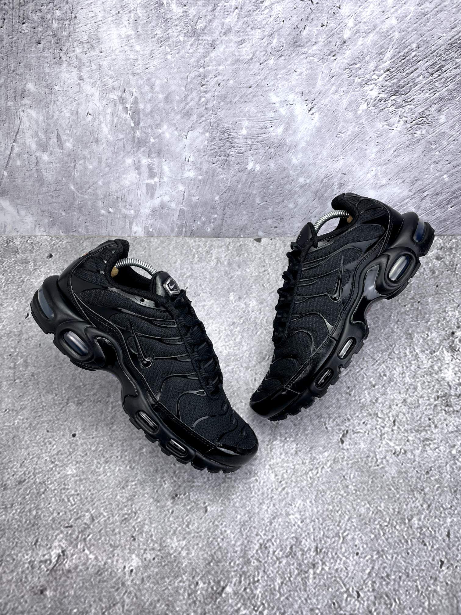Nike Air Max Plus Triple Black - buty sportowe, widok z góry na zewnętrzną stronę butów