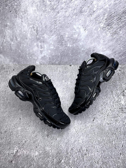 Nike Air Max Plus Triple Black - buty sportowe, widok z góry na zewnętrzną stronę butów
