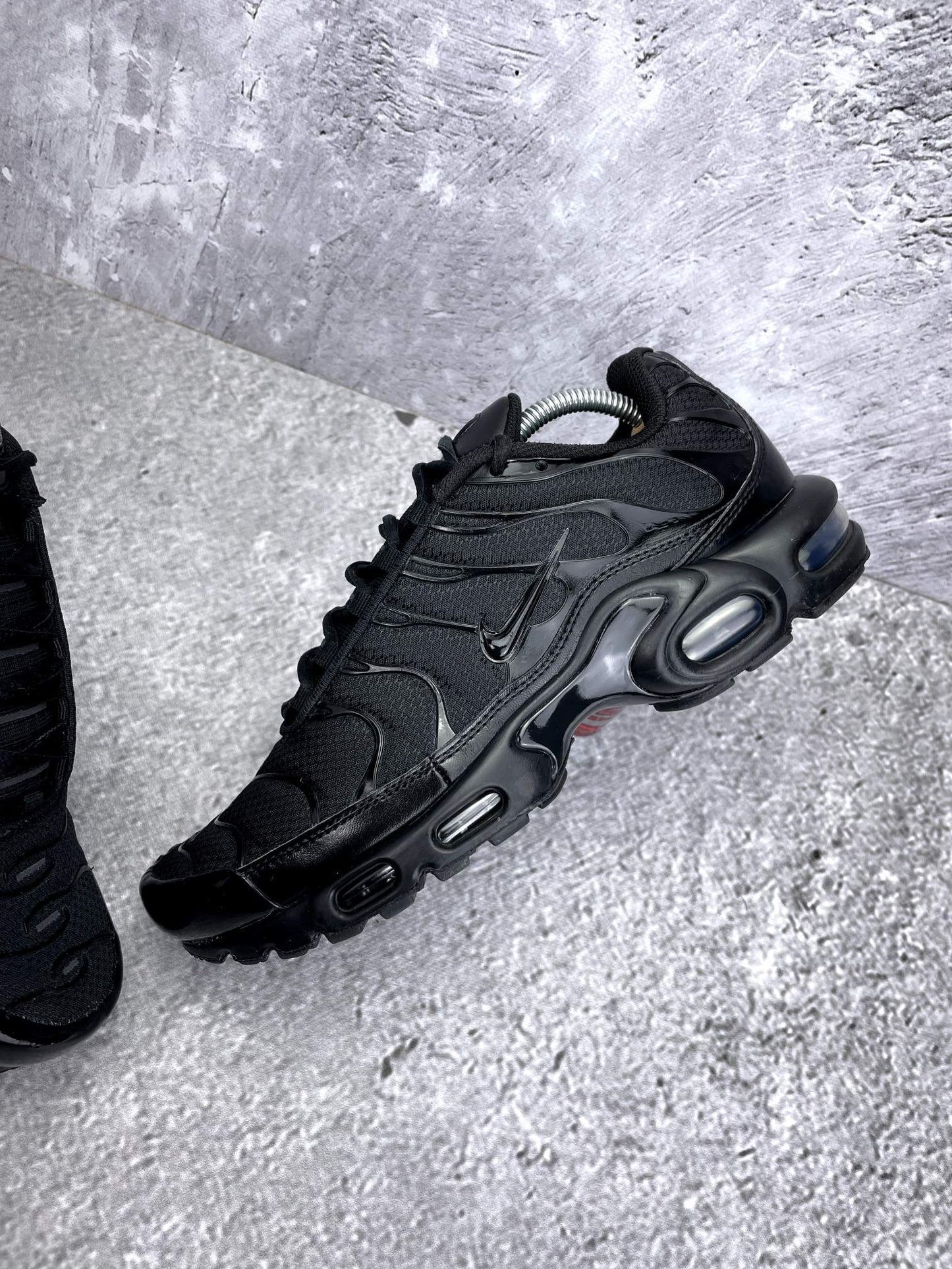 Nike Air Max Plus Triple Black - buty sportowe, zewnętrzny panel prawego buta