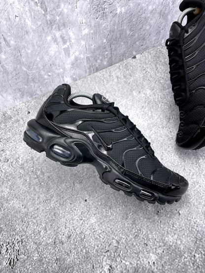Nike Air Max Plus Triple Black - buty sportowe, zewnętrzny panel lewego buta