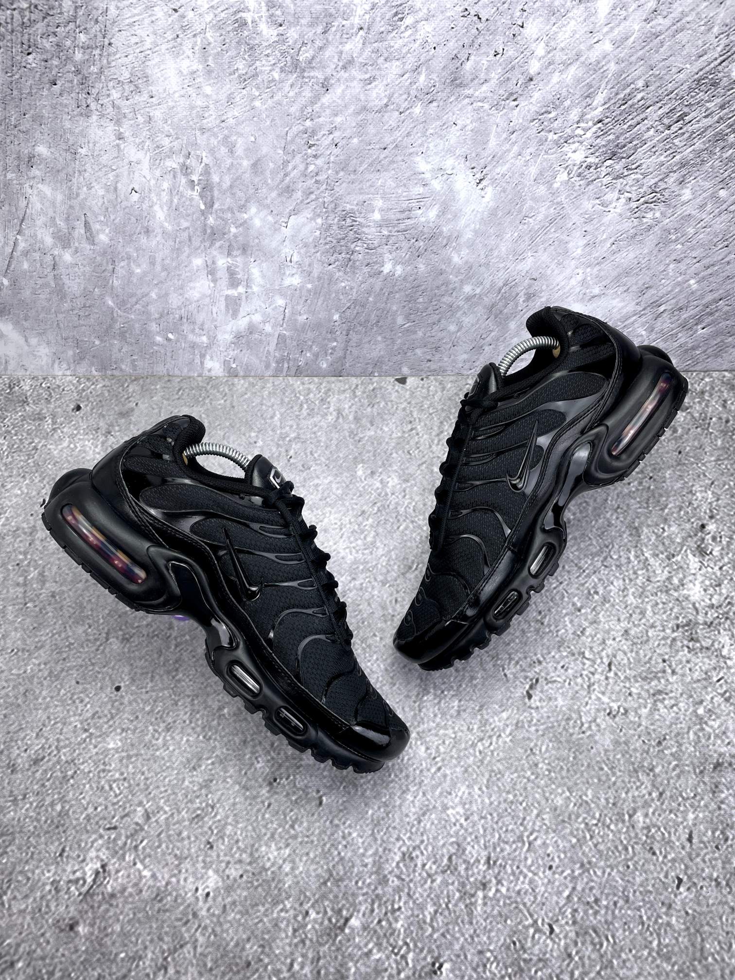 Nike Air Max Plus Triple Black - buty sportowe, widok z góry na wewnętrzną stronę butów