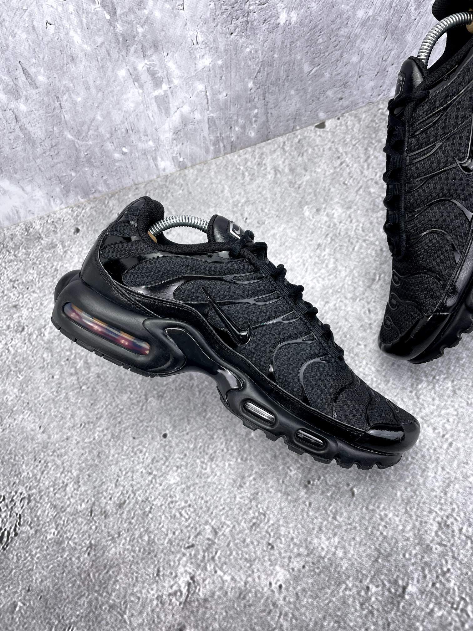 Nike Air Max Plus Triple Black - buty sportowe, wewnętrzny panel lewego buta