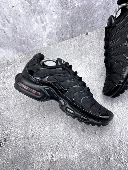 Nike Air Max Plus Triple Black - buty sportowe, wewnętrzny panel lewego buta