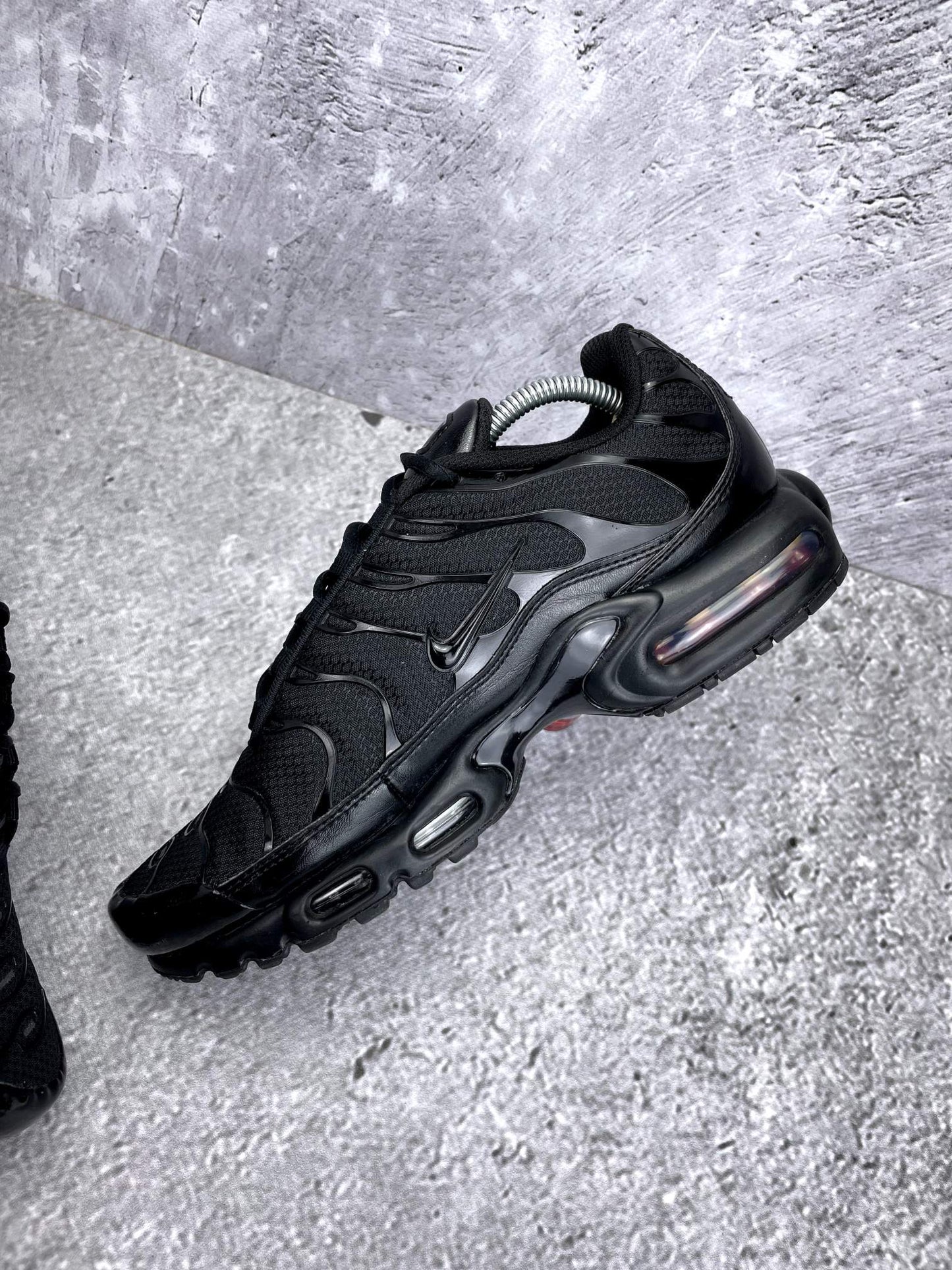 Nike Air Max Plus Triple Black - buty sportowe, wewnętrzny panel prawego buta
