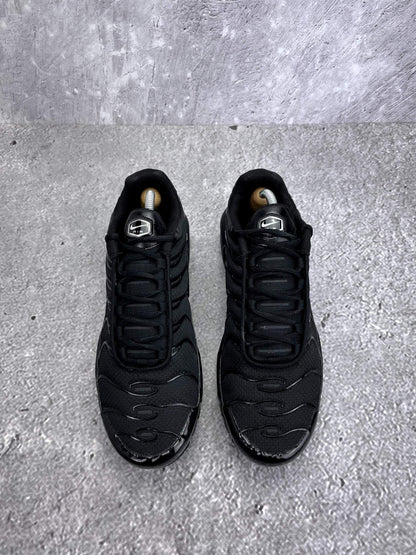 Nike Air Max Plus Triple Black - buty sportowe, widok z tyłu