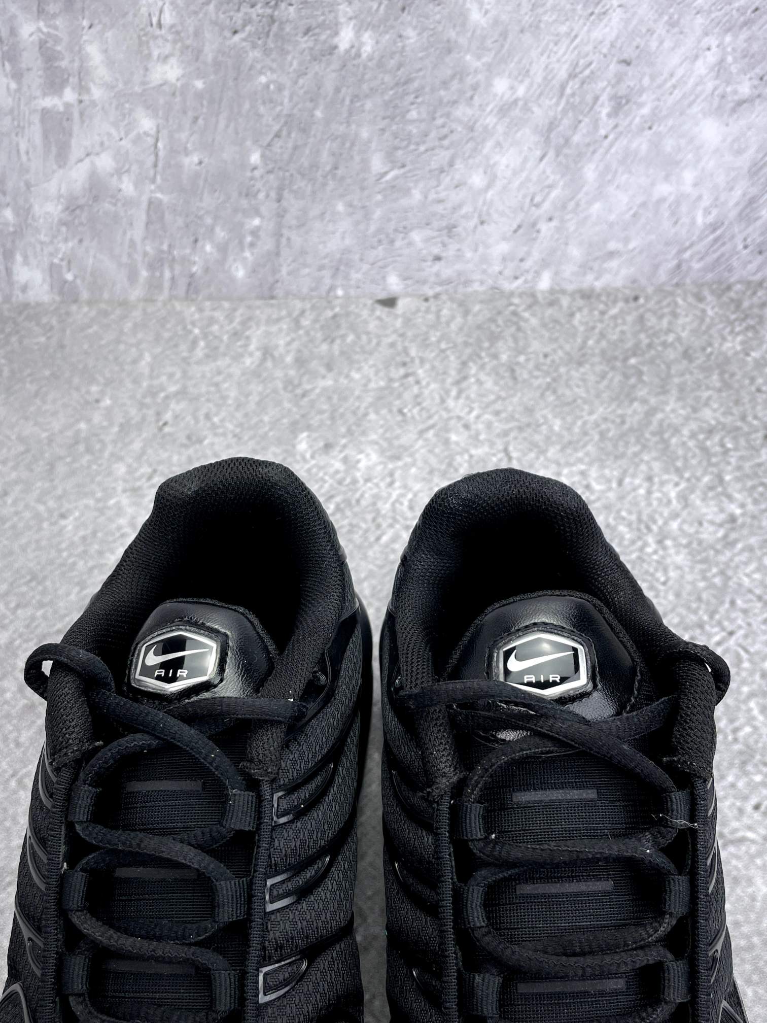 Nike Air Max Plus Triple Black - buty sportowe, zapiętki butów