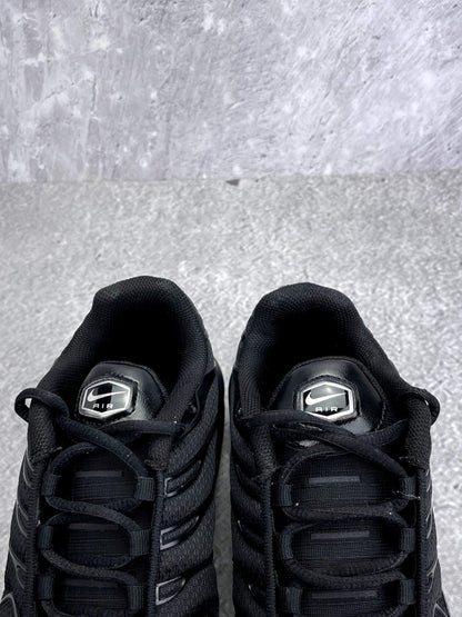 Nike Air Max Plus Triple Black - buty sportowe, zapiętki butów