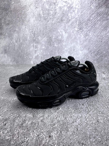 Nike Air Max Plus Triple Black - buty sportowe, widok z boku na tle studyjnym