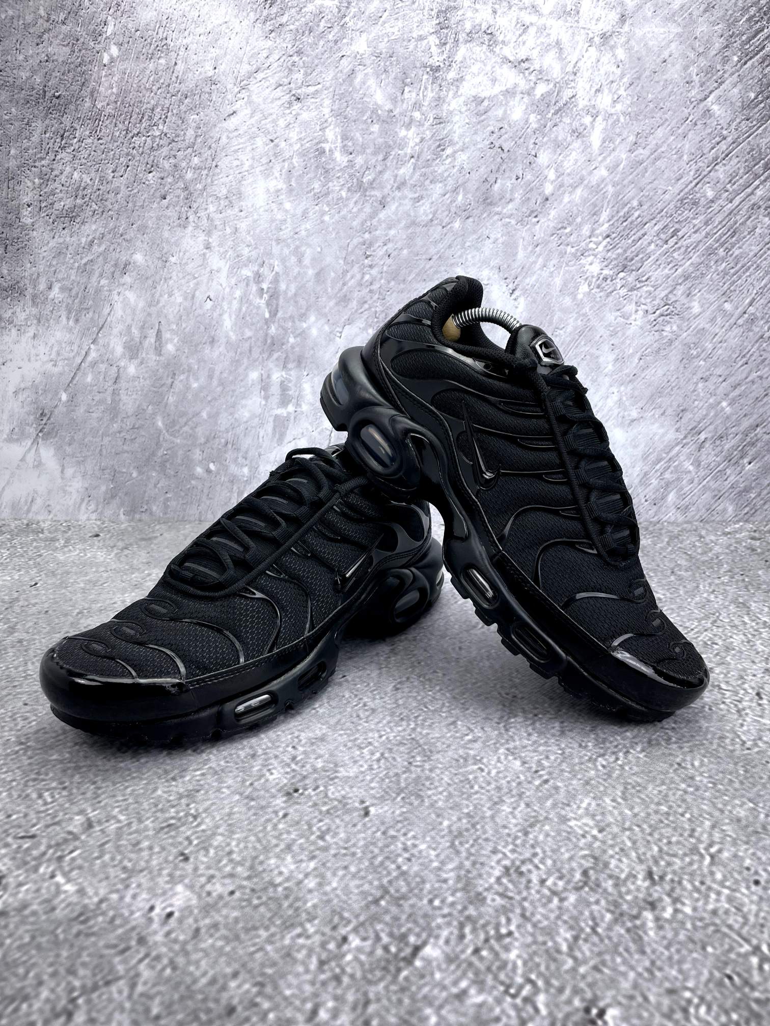 Nike Air Max Plus Triple Black - buty sportowe, para butów, widok z boku na tle studyjnym