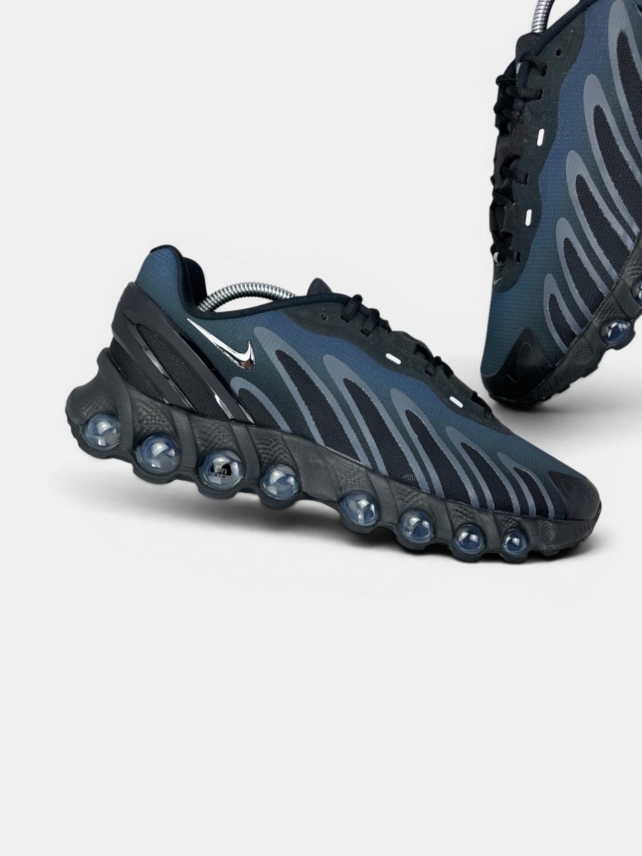 Nike Air Max DN8 Thunder Blue — buty sportowe męskie w bardzo dobrym stanie rozmiar 43, zewnętrzny panel prawego buta