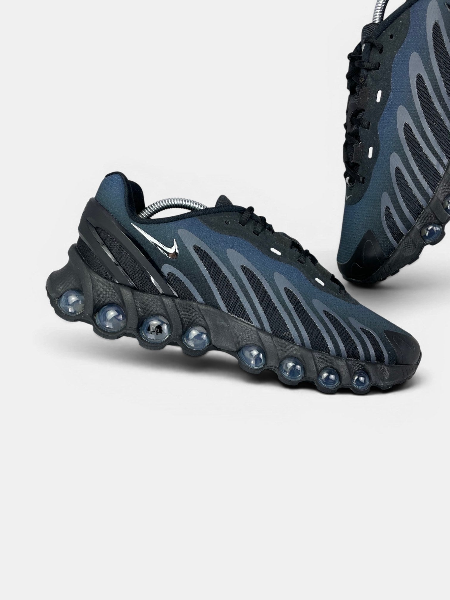 Nike Air Max DN8 Thunder Blue — buty sportowe męskie w bardzo dobrym stanie rozmiar 43, zewnętrzny panel prawego buta