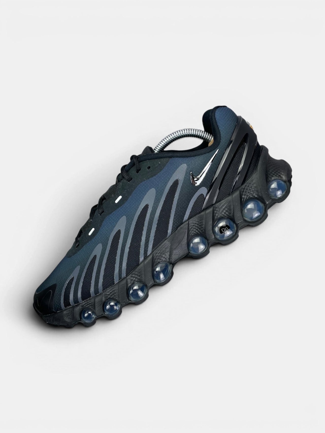 Nike Air Max DN8 Thunder Blue — buty sportowe męskie w bardzo dobrym stanie rozmiar 43, zewnętrzny panel lewego buta