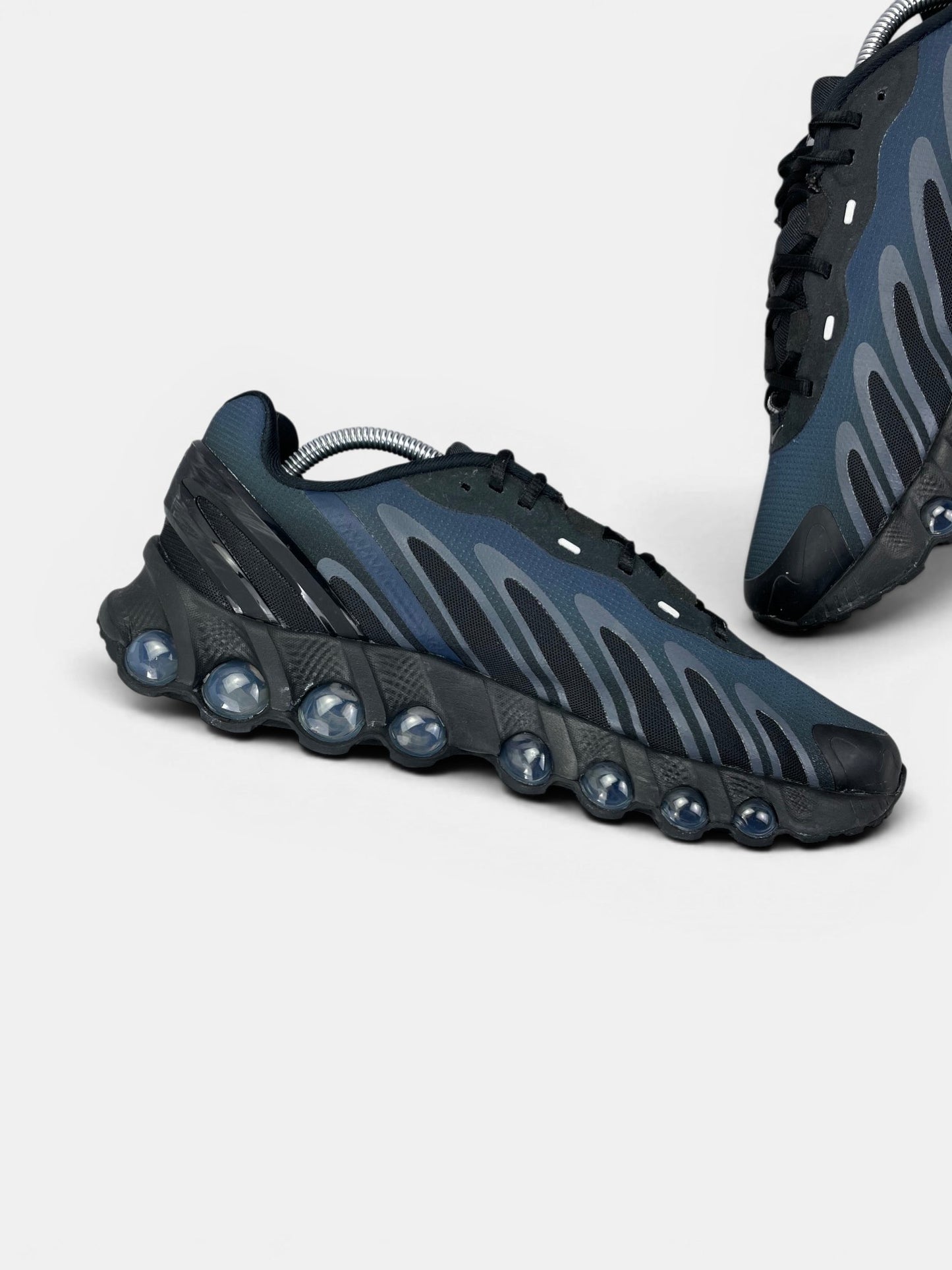 Nike Air Max DN8 Thunder Blue — buty sportowe męskie w bardzo dobrym stanie rozmiar 43, wewnętrzny panel lewego buta