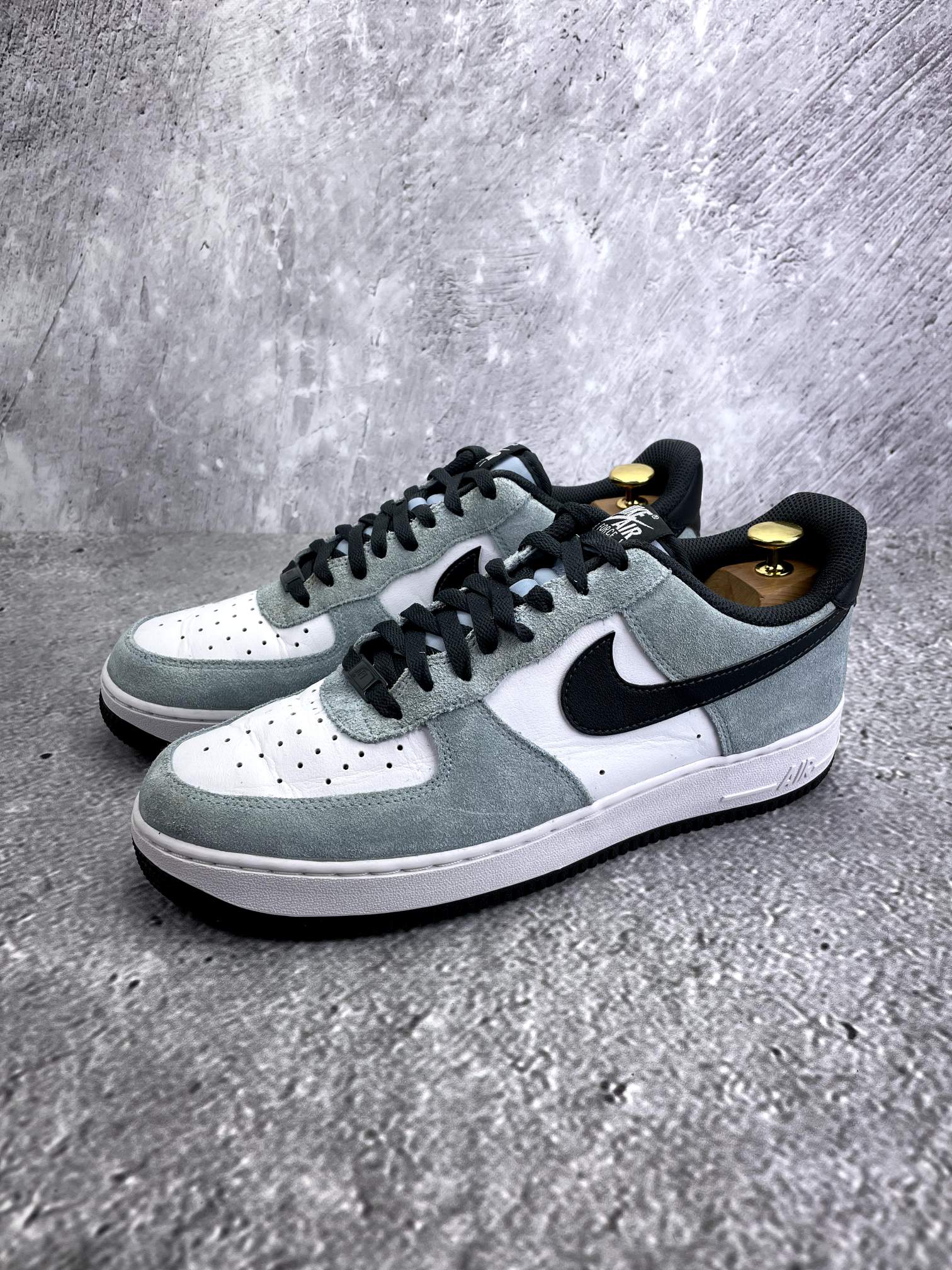 Nike Air Force 1 '07 LV8 Light Armory Blue - buty sportowe, widok z boku na tle studyjnym