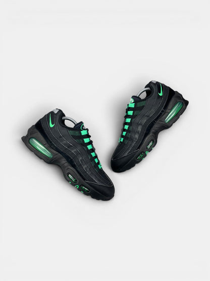 Nike Air Max 95 Green Shock — buty sportowe męskie w bardzo dobrym stanie rozmiar 42, widok z góry na zewnętrzną stronę butów
