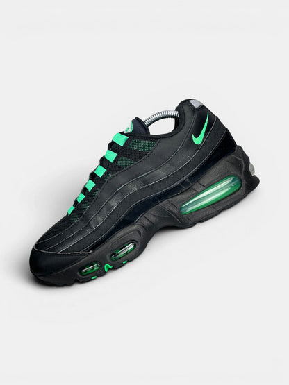 Nike Air Max 95 Green Shock — buty sportowe męskie w bardzo dobrym stanie rozmiar 42, widok z góry na wewnętrzną stronę butów
