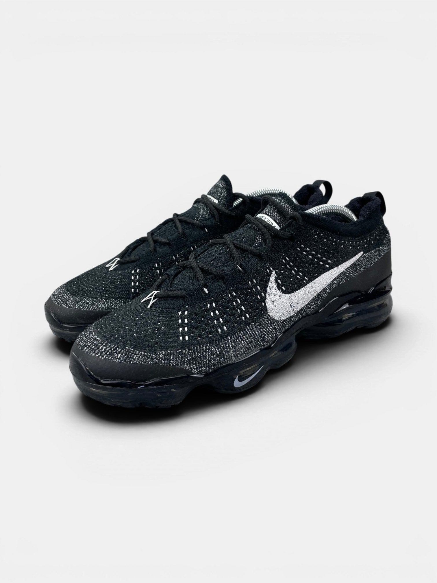 Nike Air VaporMax 2023 Flyknit Oreo — buty sportowe męskie w bardzo dobrym stanie rozmiar 44, widok z boku