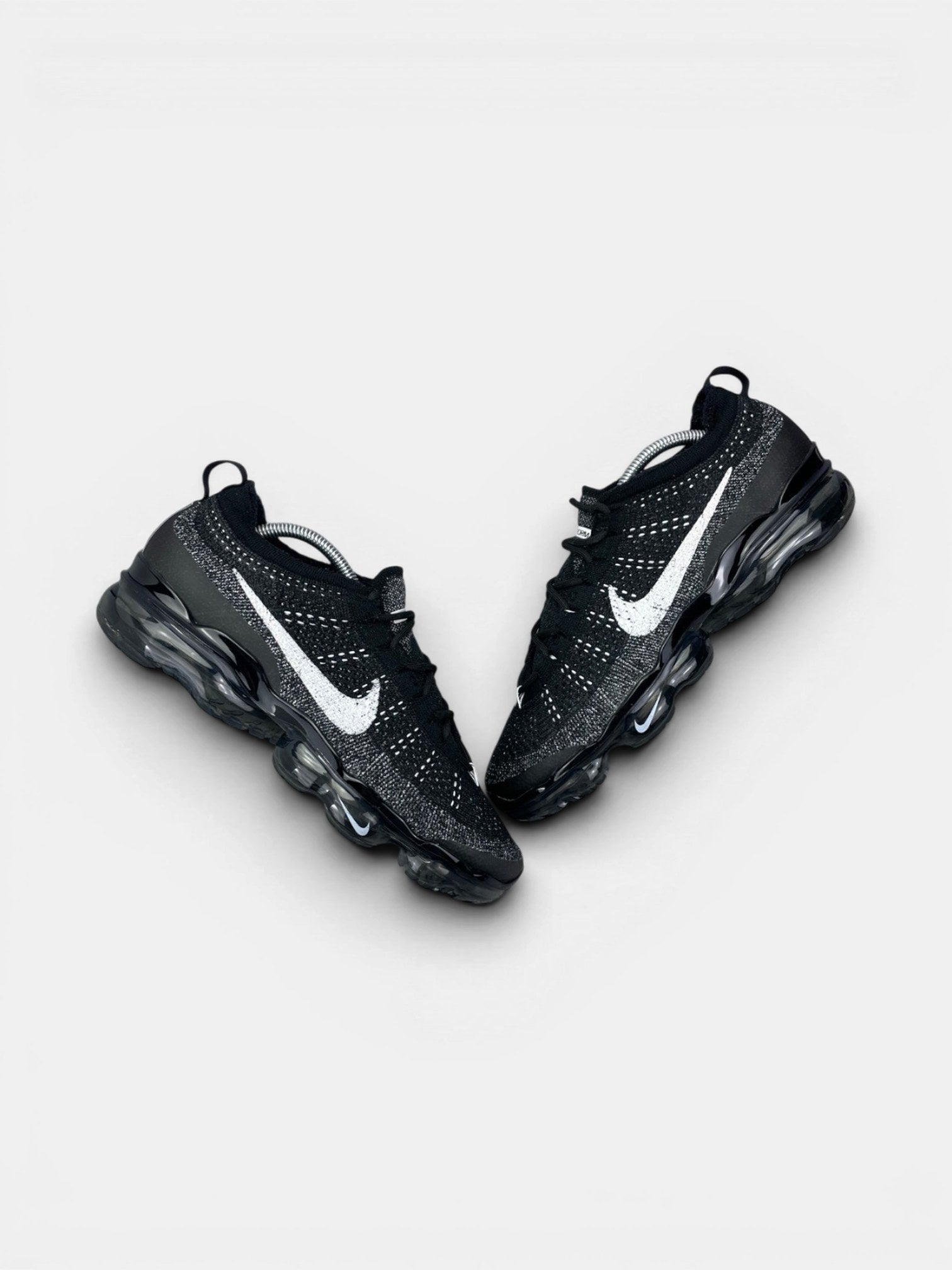 Nike Air VaporMax 2023 Flyknit Oreo — buty sportowe męskie w bardzo dobrym stanie rozmiar 44, widok z góry na zewnętrzną stronę butów