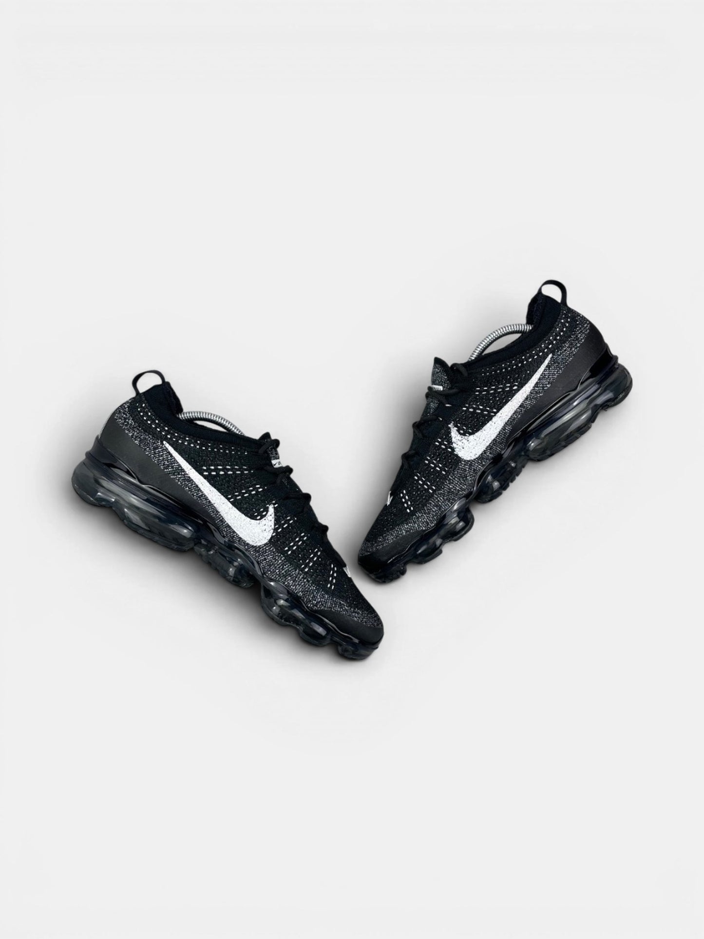 Nike Air VaporMax 2023 Flyknit Oreo — buty sportowe męskie w bardzo dobrym stanie rozmiar 44, zewnętrzny panel prawego buta