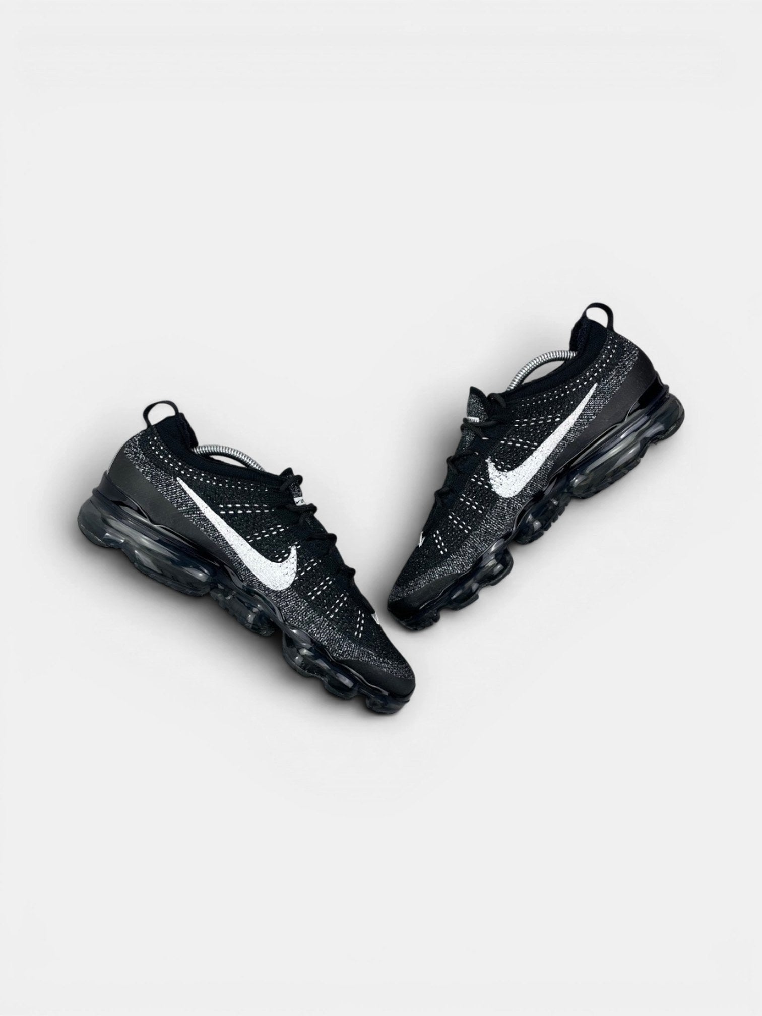 Nike Air VaporMax 2023 Flyknit Oreo — buty sportowe męskie w bardzo dobrym stanie rozmiar 44, zewnętrzny panel prawego buta