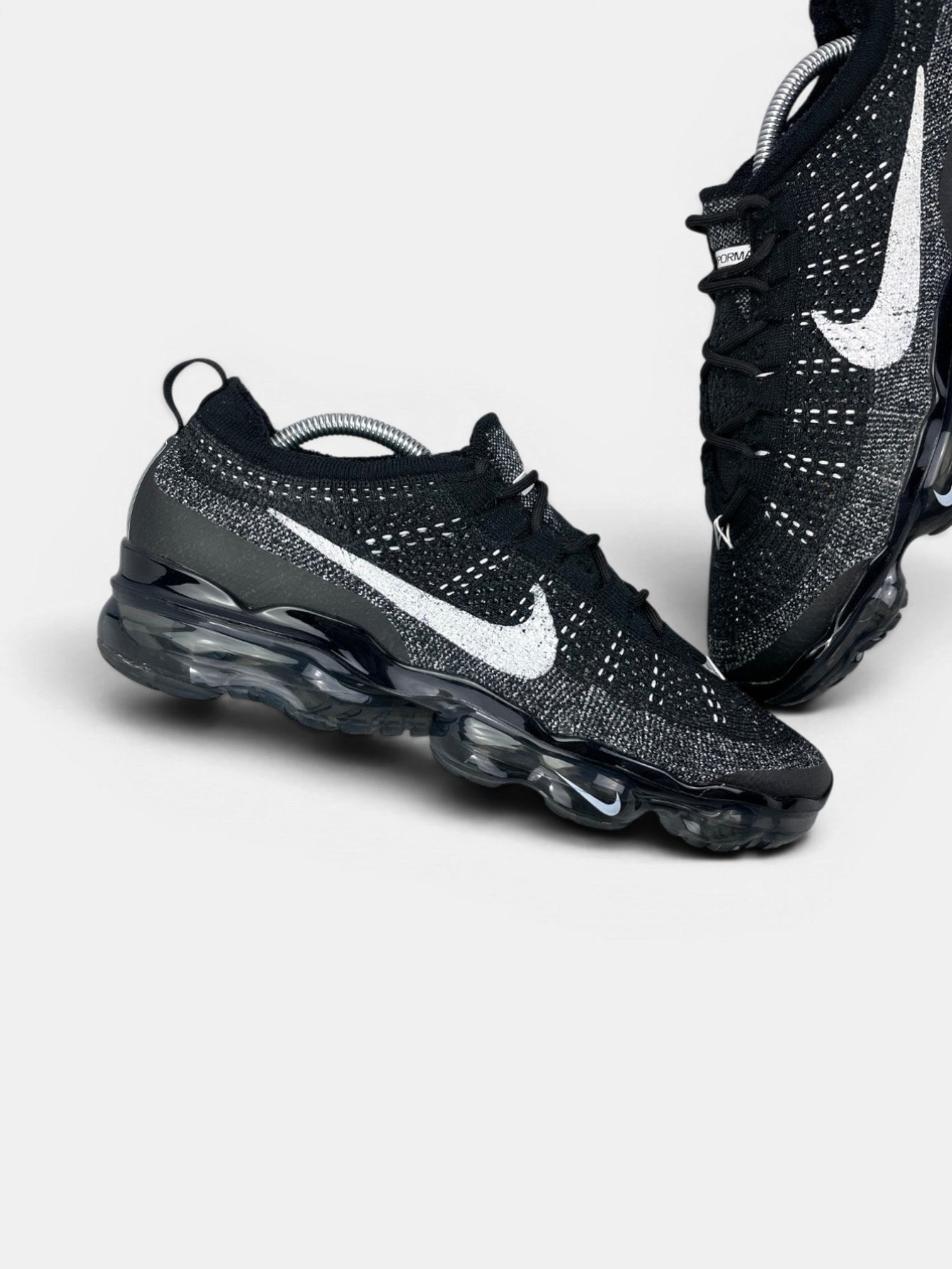 Nike Air VaporMax 2023 Flyknit Oreo — buty sportowe męskie w bardzo dobrym stanie rozmiar 44, zewnętrzny panel lewego buta