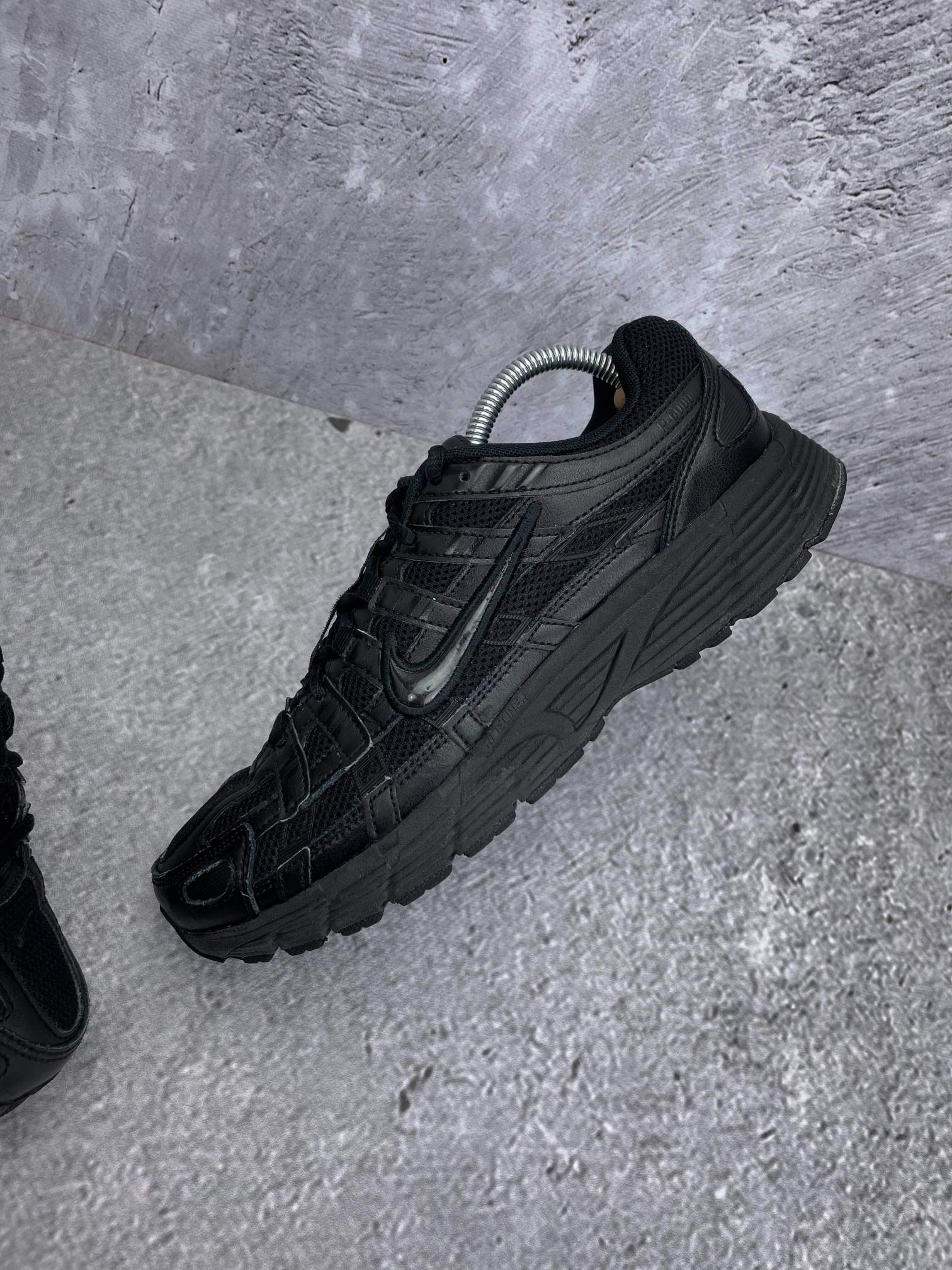 Nike P-6000 Black — buty sportowe męskie w bardzo dobrym stanie rozmiar 42, zewnętrzny panel lewego buta